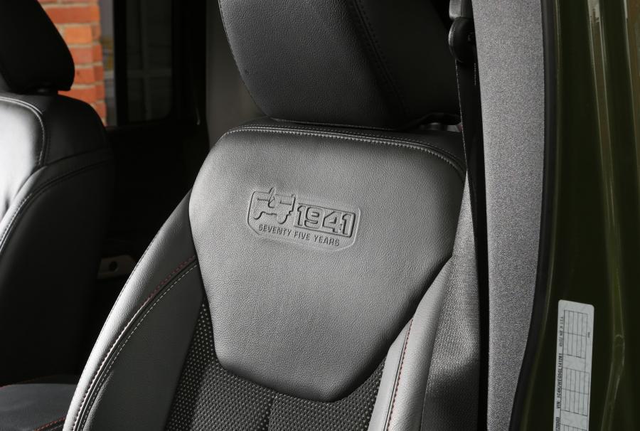 Детали интерьера Jeep Wrangler 75th Anniversary 2016 года  (EU) (фото 15 из 18)